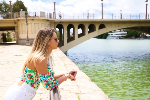 Pretty Young Blonde Woman Sunglasses Leaning Railing River Woman Looking — Stockfoto