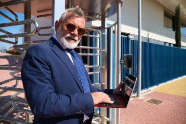 Yakışıklı, olgun, sakallı, ceketli, kravatlı ve güneş gözlüklü adam üniversite kampüsünde öğretim görevlisi olarak çalışıyor. Kavram profesörü, üniversite rektörü..