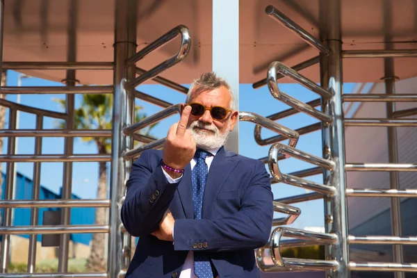 Handsome Mature Man Grey Hair Beard Jacket Tie Sunglasses Entrance — Stockfoto