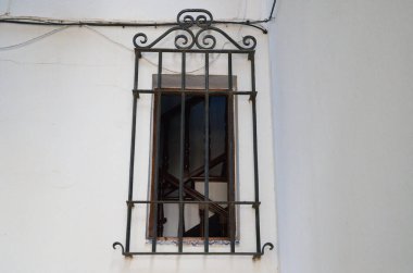 Seville, İspanya 'da Akdeniz tarzı bir evde dövülmüş demir ızgara olan pencere..
