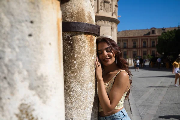 Beautiful Young Woman Casual Clothes Leaning Column Cathedral Seville Woman — Stock Photo, Image