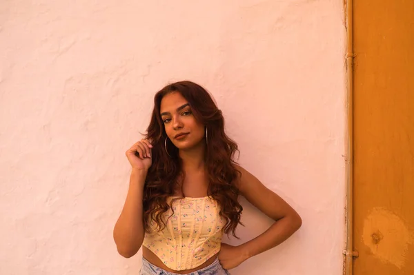 Beyaz arka planda uzun kıvırcık saçlı güzel bir kadın farklı ifadeler kullanır. Kahkaha, nefret, üzüntü, gülümseme, yorgunluk, hayranlık, şaşkınlık, mutluluk. Farklı ifadeleri kavra