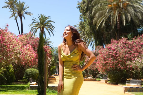 Genç Güzel Uzun Saçlı Kadın Seville Tatilde Kadın Şehri Gezmekten — Stok fotoğraf