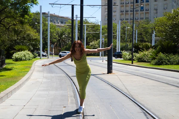 Demiryolunda Yürüyen Mutlu Genç Bir Kadın Kadın Kollarını Açarak Dengesini — Stok fotoğraf