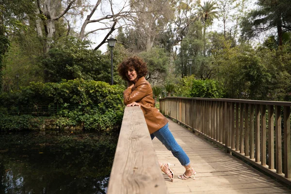 Hermosa Mujer Con Pelo Rizado Apoyado Barandilla Puente Madera Parque — Foto de Stock