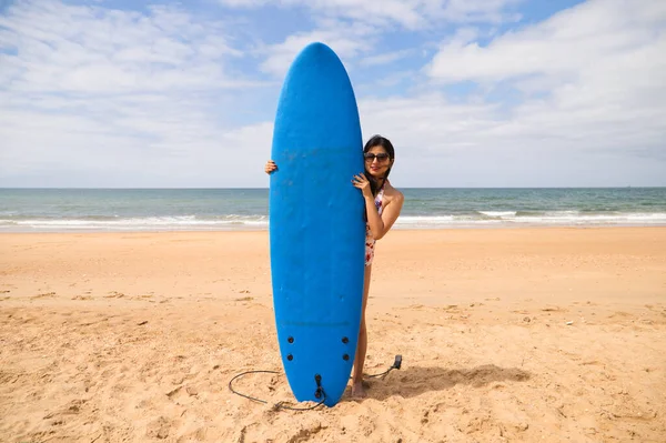 Beautiful Young Latin Woman Blue Surfboard Woman Beach Holiday Summer — ストック写真