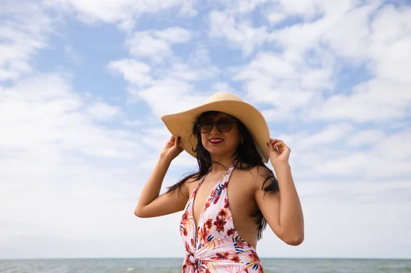 Όμορφη Νεαρή Γυναίκα Ποζάρει Στην Παραλία Ένα Καπέλο Για Προστατευτεί — Φωτογραφία Αρχείου