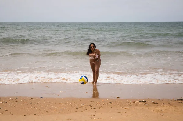 Μια Νεαρή Όμορφη Λατίνα Γυναίκα Γυαλιά Ηλίου Είναι Στην Παραλία — Φωτογραφία Αρχείου