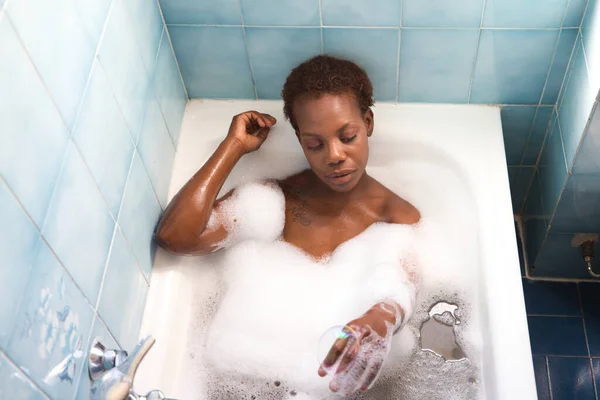 Giovane Bella Donna Afro Americana Bagno Bolle Nella Vasca Bagno — Foto Stock