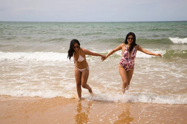 Δύο Όμορφες Νεαρές Γυναίκες Μπικίνι Περπατούν Στην Ακτή Γυναίκες Απολαμβάνουν — Φωτογραφία Αρχείου