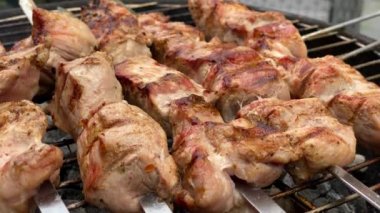 Salamura edilmiş et ızgarada kızartılır. Kapat..