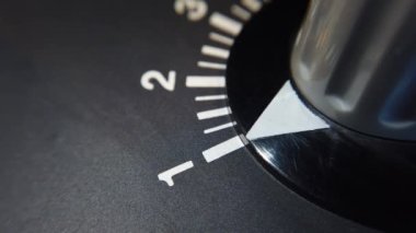 Ayrıntılı çekim. 1 ölçekten 2 ölçekli eski ekipman üzerinde bir değişken direnç düğmesini döndürmek.