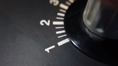 Ayrıntılı çekim. Değişken bir direncin topuzunu eski ekipmanlara 1 ölçekte çevirmek.