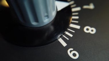 Ayrıntılı çekim. Değişken direnç düğmesini eski ekipman üzerinde 9 ölçekte döndürmek.