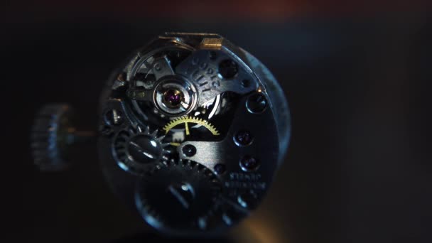 Ayrıntılı Çekim Kol Saatinin Sarkacının Dönüşü Işık Altında Mekanizmanın Çalışması — Stok video