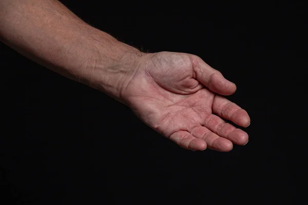 Uitgestrekte Hand Van Een Blanke Man Geïsoleerd Zwarte Achtergrond — Stockfoto
