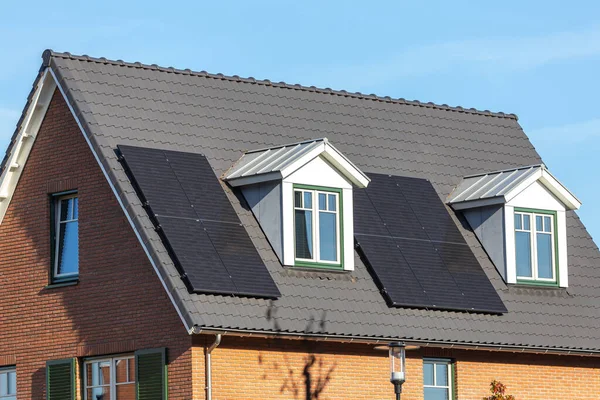 新家の瓦屋根に設置された太陽光パネル — ストック写真