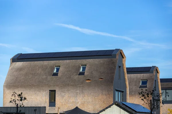 Yeni bir evin sazdan yapılmış çatısına güneş panelleri yerleştirildi