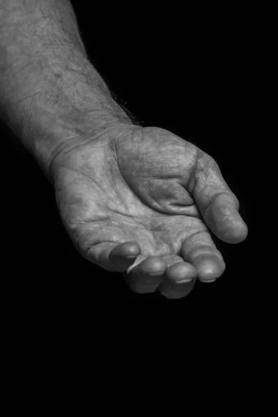 Левая Рука Пожилого Человека Просит Поддержки Черном Фоне Черное Белое — стоковое фото