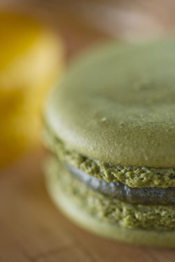 ahşap masa üzerinde renkli acıbadem kurabiyesi