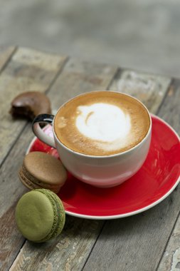 kahve acıbadem kurabiyesi ahşap masa üzerinde bir görüntü