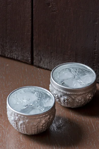 Dois copos de água servem em tigela de prata tailandesa tradicional — Fotografia de Stock