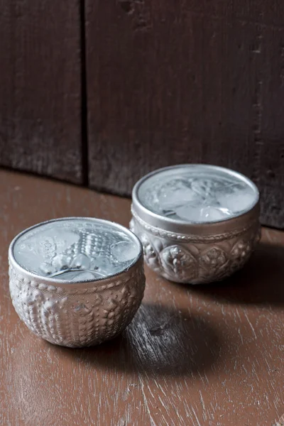 Deux verres d'eau servent dans un bol traditionnel en argent thaï — Photo