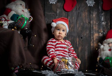 Noel kurabiyesi arayan tatlı erkek bebek. Bebeğin ilk Noel 'i.