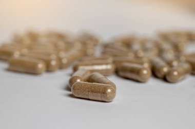 Beyaz arka planda E vitamini kapsülleri. Alternatif bitkisel ilaç.