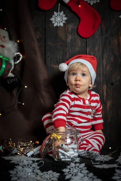 Noel kurabiyesi arayan tatlı erkek bebek. Bebeğin ilk Noel 'i.