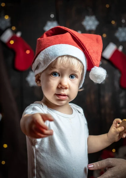 Bebeğin ilk Noel 'i. Noel süslemeleriyle çevrili sevimli bir erkek bebek..