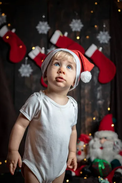 Bebeğin ilk Noel 'i. Noel süslemeleriyle çevrili sevimli bir erkek bebek..