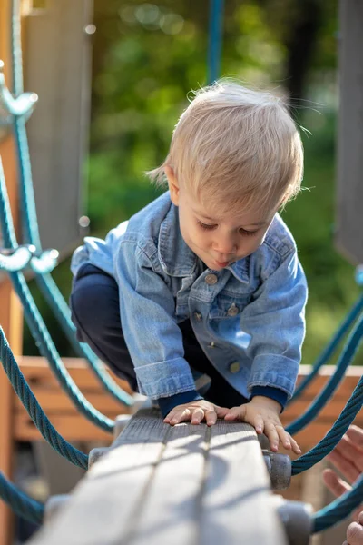 Parkta oynayan küçük sarı saçlı çocuk. Mutlu çocuk..