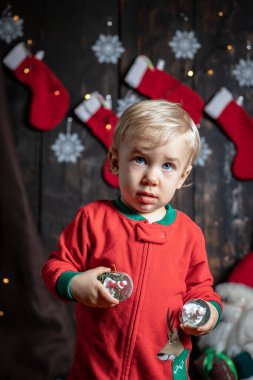 Tatlı, sarışın bebek kar küreleriyle oynuyor. Bebeğin ilk Noel 'i.