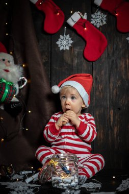 Noel kurabiyesi arayan tatlı erkek bebek. Bebeğin ilk Noel 'i.