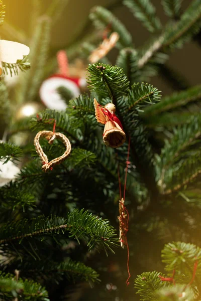 Geschmückter Weihnachtsbaum Auf Verschwommenem Hintergrund Frau Schmückt Den Baum — Stockfoto