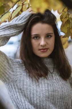 Güzel genç kız doğanın tadını çıkarıyor. Doğadaki en güzel kız..