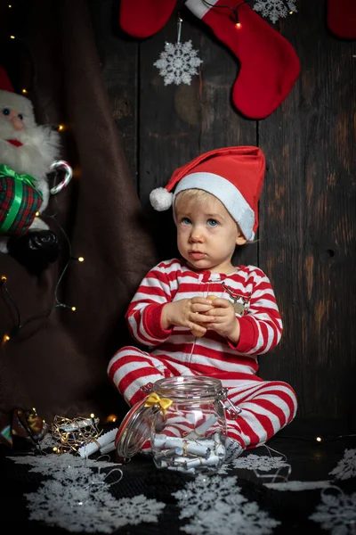 Noel kurabiyesi arayan tatlı erkek bebek. Bebeğin ilk Noel 'i.