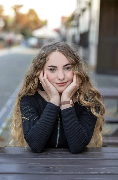 Young Brunette Girl Sitting Park Gorgeous Girl Smiling — Stock Photo, Image