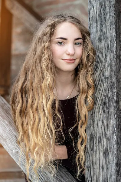 Young Brunette Girl Sitting Park Gorgeous Girl Smiling — Stock Photo, Image