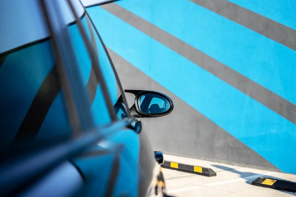 Yeni Siyah Arabadaki Bir Aynanın Yan Görüntüsü — Stok fotoğraf