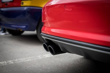 Egzoz borusunu kapat. Çift siyah egzoz borusu.