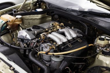 Motoru kapat. Yeni temizlenmiş motor. Parlak motor.