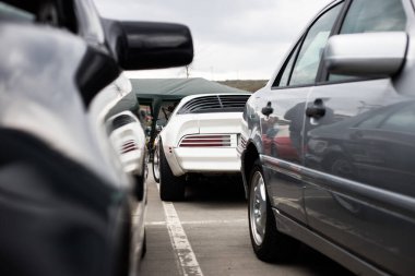 Beyaz bir arabanın arka lambası. Benzersiz kırmızı arka ışık.