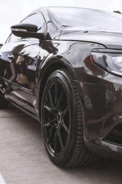 Eşsiz araba tekerlekleri. Benzersiz bir araba tekerleğine yakın..