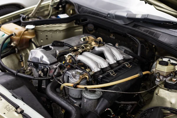 Motoru kapat. Yeni temizlenmiş motor. Parlak motor.