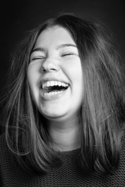 Genç, güzel bir kızın bir konuda mutlu olması. Kadın gülüyor.