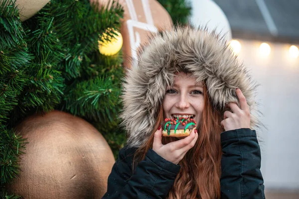Young Girl Eating Donut Christmas Tree Christmas Time — 图库照片