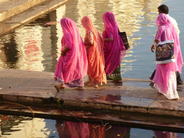Kleurrijk Geklede Vrouwen Aan Het Heilige Meer Pushkar — Stockfoto