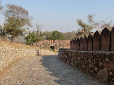 Jaigarh 'dan Amber Kalesi' ne giden surlar.